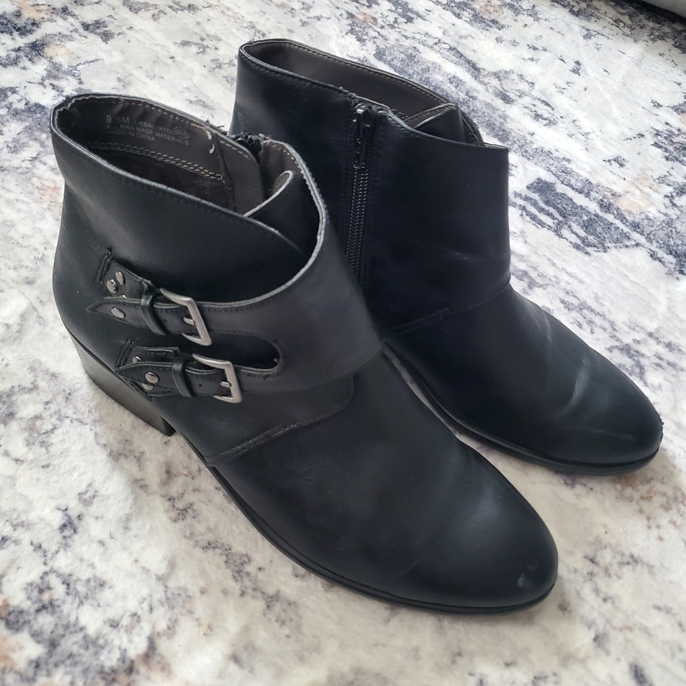 Aerosoles Urban Myth Black Faux Leather Double Buckle Ankle Booties Size 9.5
